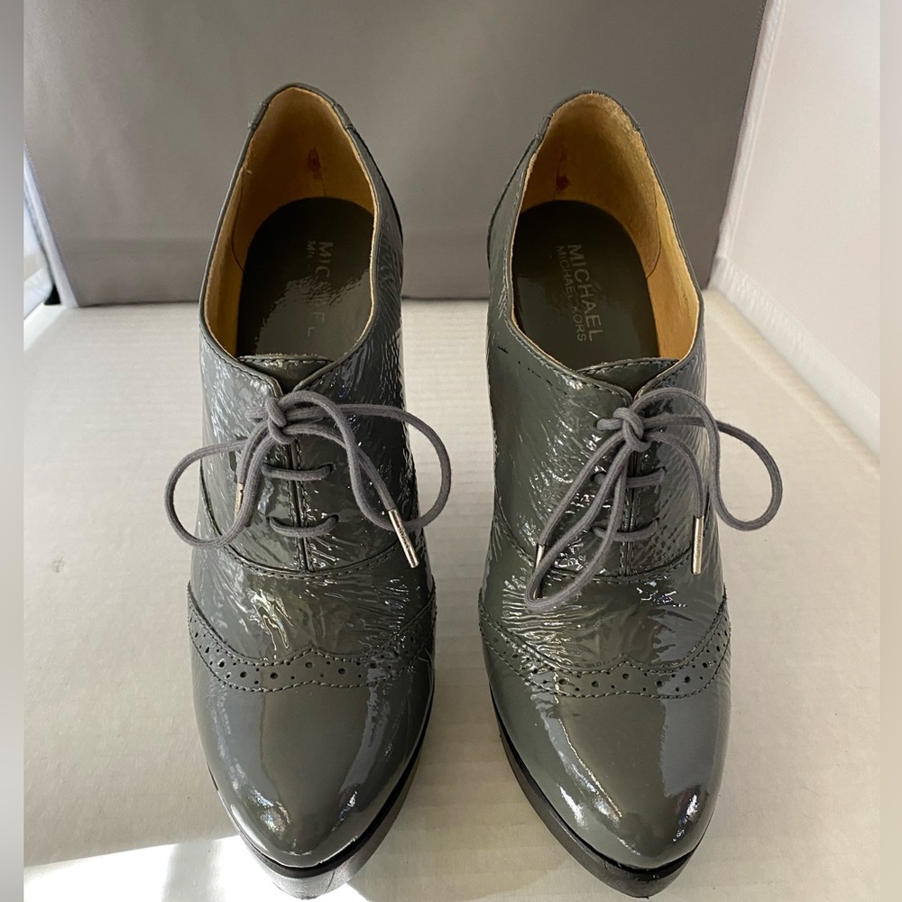 Micheal Micheal Kors grey patent leather lace up platform spectators - Picture 15 of 15
